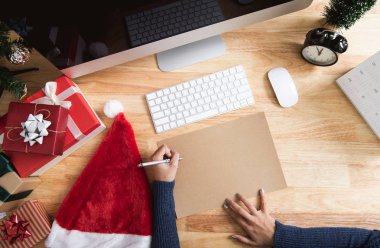 Mutlu yeni yıl tatili üzerinde ahşap masa dekorasyonu ile kağıt kartı tasarım mockup tebrik.