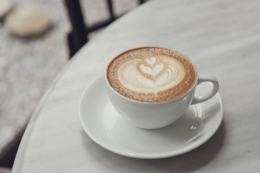 köpüklü kahve ya da Cappuccino, kahve fincanının üstü kafede..