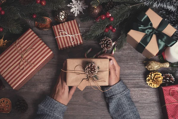 Ženy Ruky Držící Krabičky Dřevěné Pro Koncept Vánoce Nový Rok — Stock fotografie