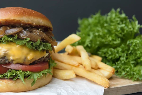 Hovězí Burger Hranolky Stole Černým Pozadím — Stock fotografie