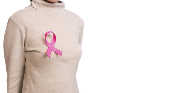 Γυναίκα Ροζ Κορδέλα Στο Στήθος Δικαιολογητικά Σύμβολο Της Συνειδητοποίησης Καρκίνου — Φωτογραφία Αρχείου