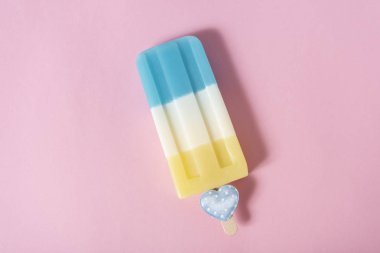 renkli pastel pembe bir dondurma. Yaz en az yaratıcı fikir.