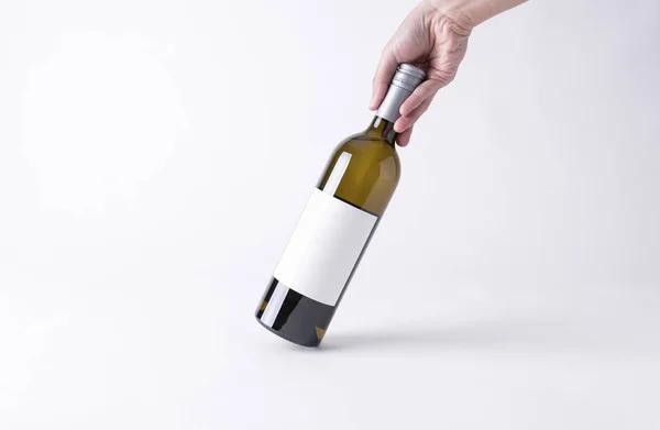 Main Tenant Une Bouteille Vin Pour Une Maquette Étiquette Vierge — Photo