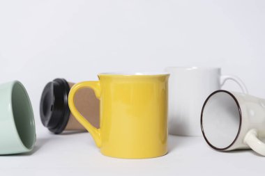 Masada en az kahve fincanı. yaratıcı tasarım nesnesi marka için alay.