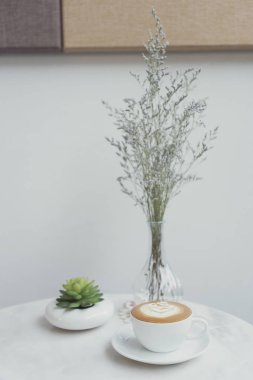 köpüklü kahve ya da Cappuccino, kahve fincanının üstü kafede..