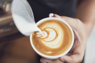 Barista latte veya Köpüklü köpüklü, kafede kahve fincan Cappuccino sanat yapma.
