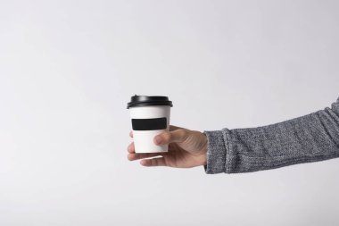 mockup kahve kağıt bardak gri arka plan üzerinde. logo marka için.