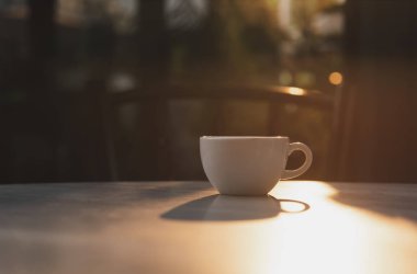 Espresso kahve Kupası tablo kafe ve sabahları güneş ışığı.