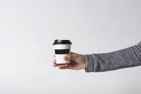 Maqueta taza de papel de café sobre fondo gris. para la marca del logotipo . — Foto de Stock