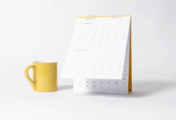空白の黄色いキャップのモックアップと紙スパイラル カレンダー年 2019 — ストック写真