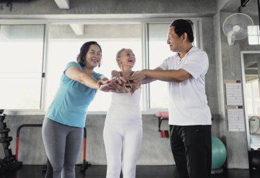Kıdemli yoga salonunda gülümseyen ve mutlu grup arkadaşım.