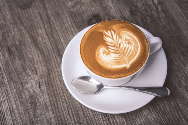 Café mocha Latte con espuma espumosa, vista superior en la mesa en la cafetería . — Foto de Stock