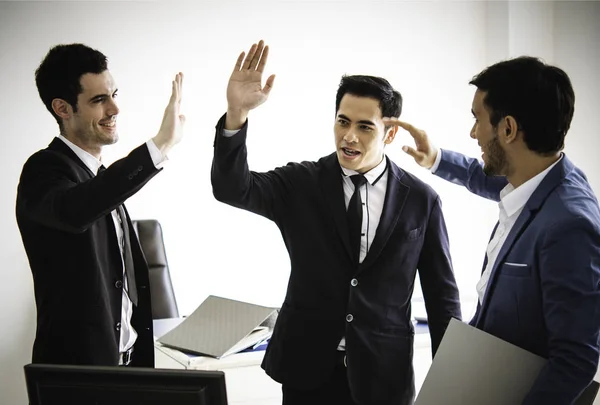 Drie youngs business high-five join team, succesvol bedrijf. — Stockfoto