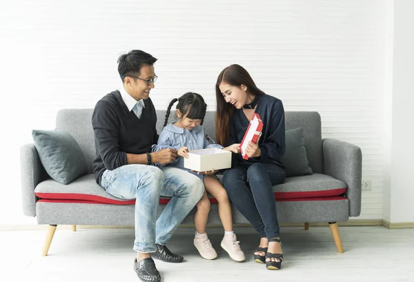 Азіатський дочка проведення присутній з батьком і матір'ю. — стокове фото
