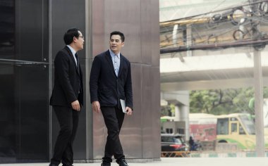 Danışmanlık ve tartışmaya açık, işadamı ortağı.