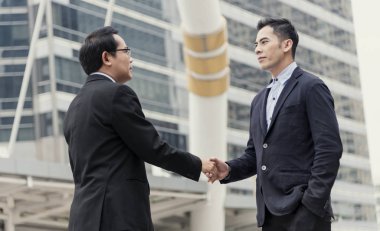 İşadamı karşılıklı anlaşma yapma. kavram işbirliği.