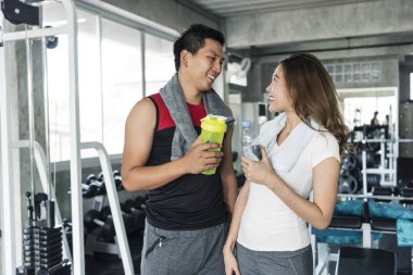 El mockup şablonu için boş kahverengi kağıt torba tutarak 