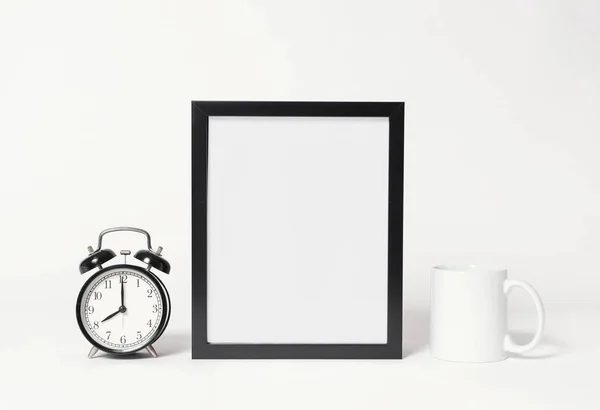Foto cornice mock up e orologio Arredamento interno elementi di casa . — Foto Stock