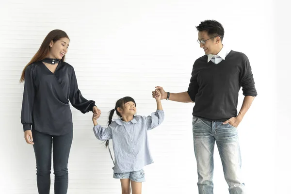 Семья азиатских мать и отец с дочерью счастливы вместе — стоковое фото