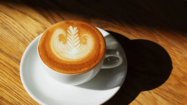 Latte oder Cappuccino Art Kaffeetasse von oben Ansicht auf Holztisch — Stockfoto