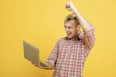 Portre genç sarışın adam holdıng laptop bilgisayar 