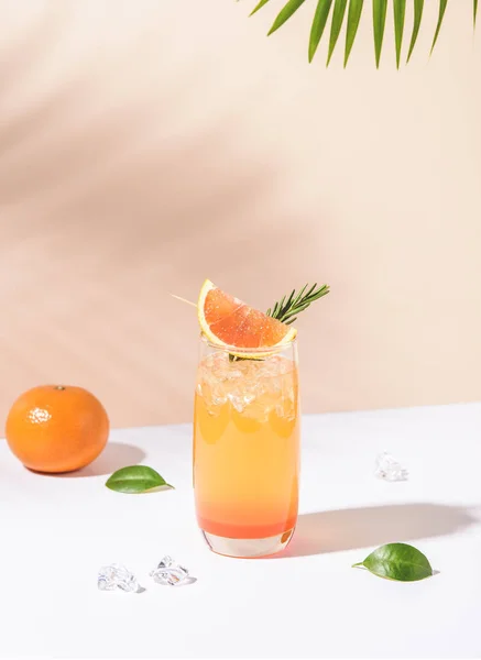 Cold and refreshing orange punch cocktail with orange slice — Stock Photo, Image
