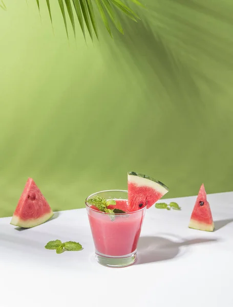 Fresh water melon juice and watermelon slice on green background — Stock Photo, Image