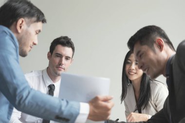 İş adamları tartışma konferansı. Gençler oturuyor 