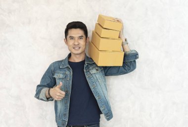 parsel posta kutusu ile ayakta mutlu asya genç teslimat adam 