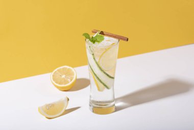 Sarı cam limon ve nane ile Mojito kokteyl 