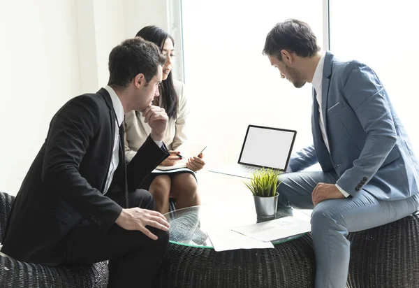 İş adamları tartışma konferansı. Gençler oturuyor 