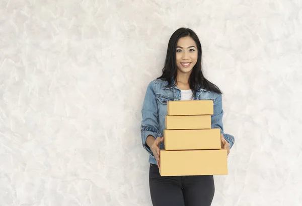 Heureux asiatique jeune livraison femme debout avec colis boîte aux lettres — Photo