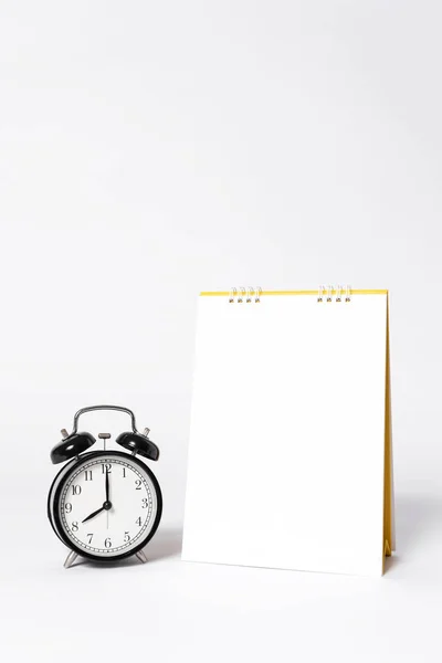 Lege papier spiraal kalender en klok voor mockup sjabloon — Stockfoto