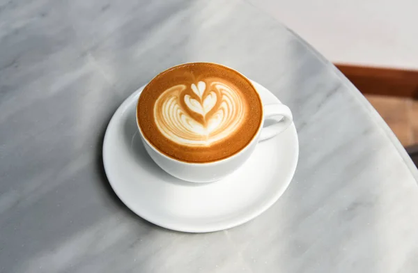 Latte oder Cappuccino mit Schaumstoff, Kaffeetasse von oben — Stockfoto
