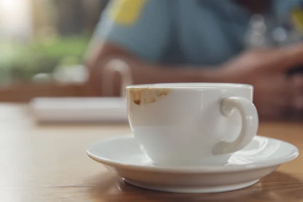 Taza de café expreso en la mesa de madera en la cafetería . — Foto de Stock