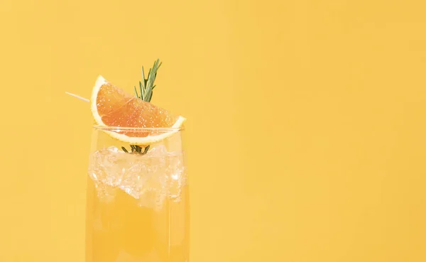 Cóctel de ponche de naranja frío y refrescante con rodaja de naranja — Foto de Stock