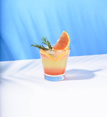 Turuncu dilim ile soğuk ve ferahlatıcı turuncu Punch kokteyl 