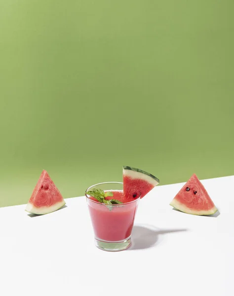 Melounová šťáva z melounu a meloun na barevném pozadí — Stock fotografie