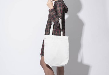 Kız çantası kanvas kumaş mockup boş şablon için tutuyor 