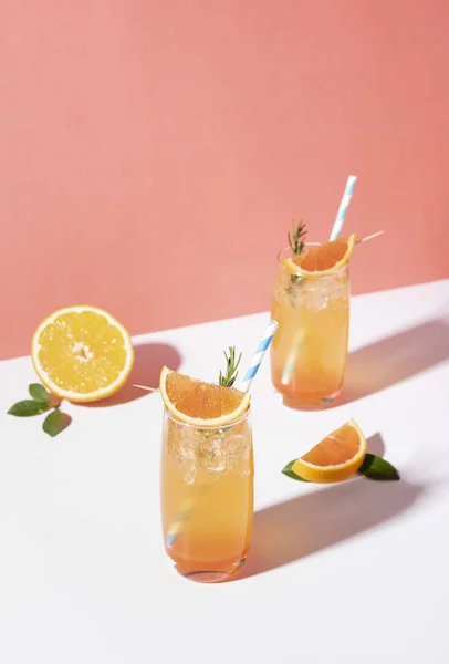 Холодний і освіжаючий апельсиновий коктейль з апельсиновим скибочкою — стокове фото