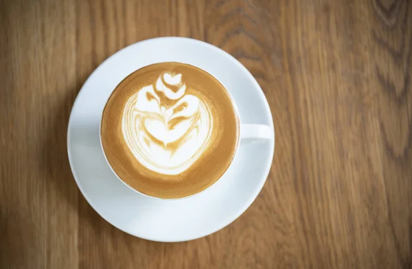 Café con leche o capuchino con espuma espumosa, taza de café vista superior — Foto de Stock