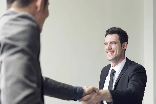 Zakenlieden maken Handshake overeenkomst. concept partner voor bedrijven — Stockfoto