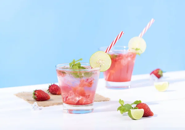 Cocktail de soco de morango gelado em vidro com limão em azul — Fotografia de Stock