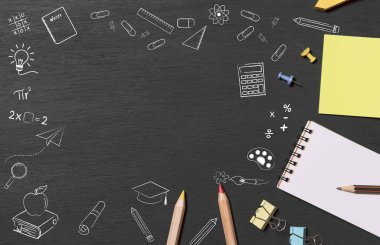 Eğitim aksesuarları ile tebeşir üstü görünümünde kırtasiye 