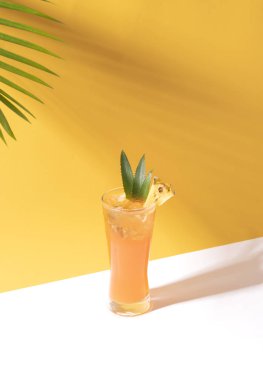 turuncu arka planda cam buzlu ananas Punch kokteyl. 