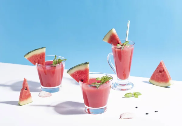 Fresh water melon juice and watermelon slice on color background — Stock Photo, Image