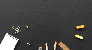 Geri okul eğitimi için takımlar ve afiş arka plan için 