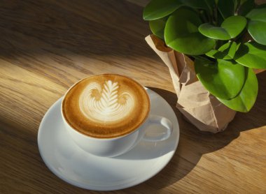 ahşap masada latte veya cappuccino sanat kahve bardağı üst görünüm 