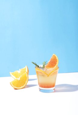 Turuncu dilim ile soğuk ve ferahlatıcı turuncu Punch kokteyl 