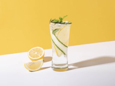 Sarı cam limon ve nane ile Mojito kokteyl